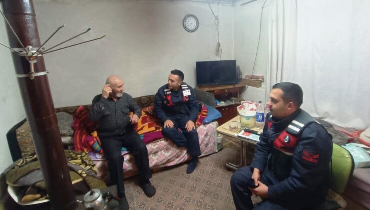 Jandarma ekipleri yaşlı ve yalnız vatandaşları ziyaret ediyor
