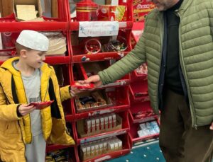 Camide miniklere özel ücretsiz mini market açtı