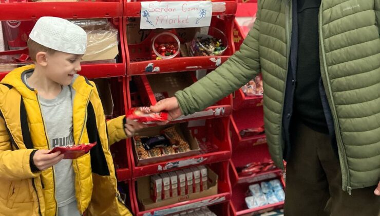 Camide miniklere özel ücretsiz mini market açtı