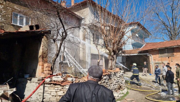 İki katlı ev yangında kullanılamaz hale geldi