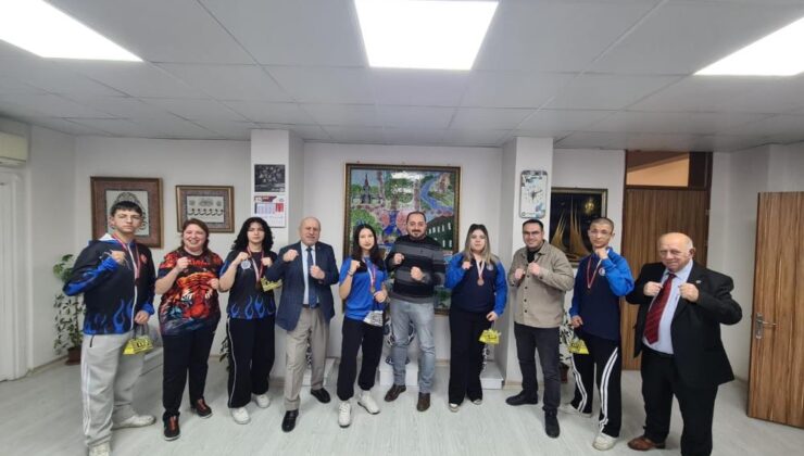 Madalyalı kick boksçulara tebrik