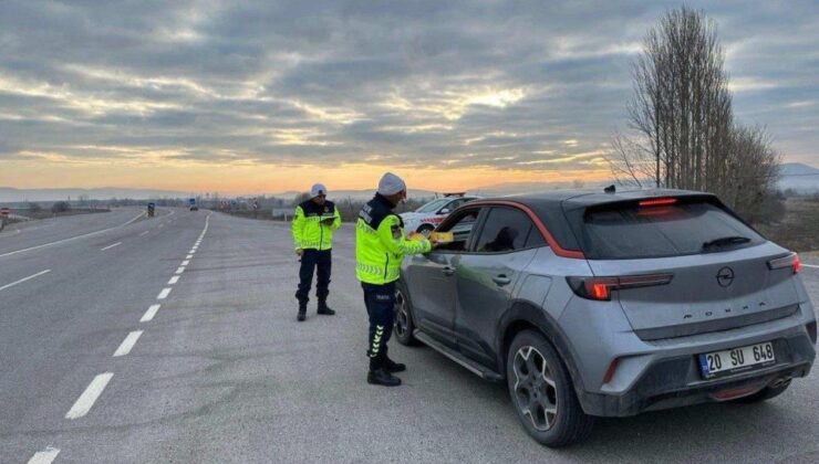 Jandarma trafik ekipleri sürücüleri bilgilendirdi