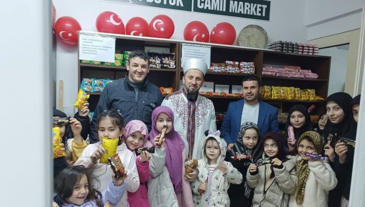 Taravihe gelen çocuklar için ‘Cami Market’ kuruldu