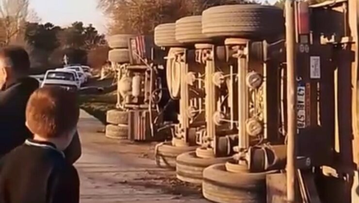 Tavşanlı’da tomruk yüklü tır yan yattı