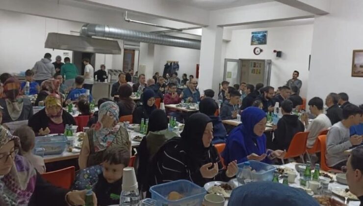 Öğrenci ve veliler iftarda bir araya geldi