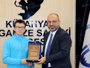 Kütahya OSB’den genç sporculara tebrik plaketi