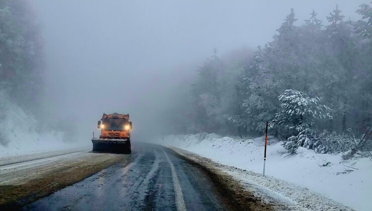 Domaniç’te kar ve buzlanma trafiği aksatıyor