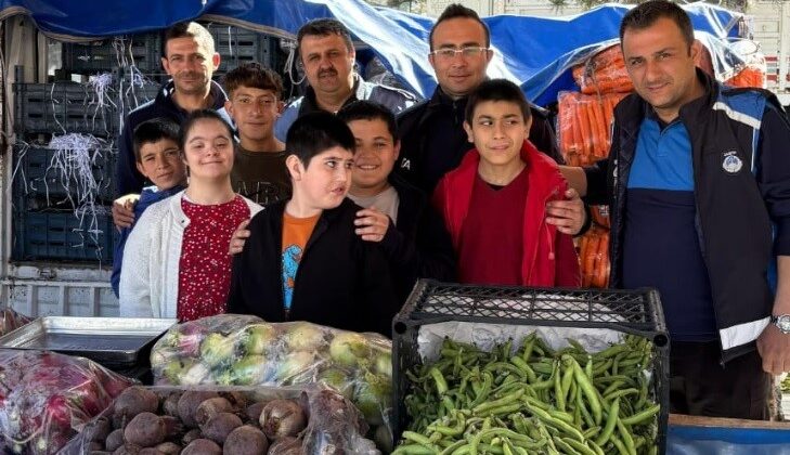 Özel öğrencilerden renkli pazar ziyareti