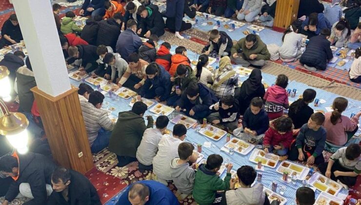 Çocuklar iftar sofrasında buluştu