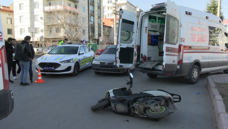 Trafik kazasında motosiklet sürücüsü anne ile kızı yaralandı