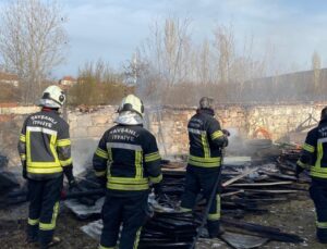 Tavşanlı’da evin avlusunda çıkan yangın korkuttu