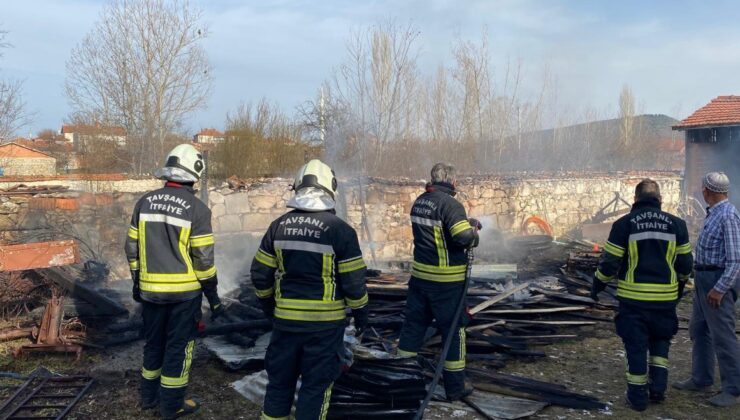 Tavşanlı’da evin avlusunda çıkan yangın korkuttu