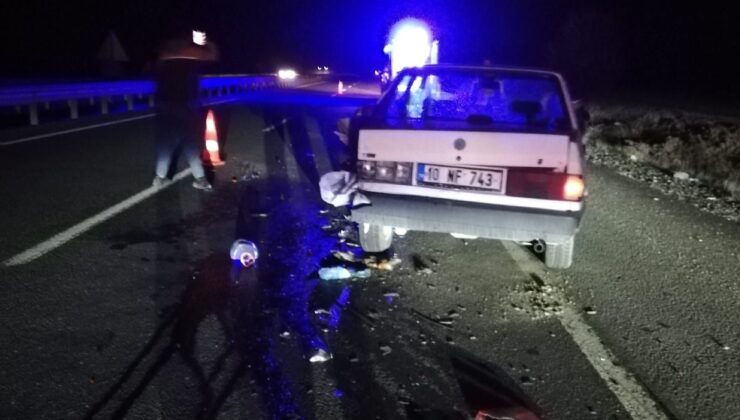 Seyir halindeki otomobil yol kenarında duran araca çarptı