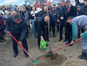 DPÜ Tavşanlı Kampüsü’nde yüzlerce fidan dikildi