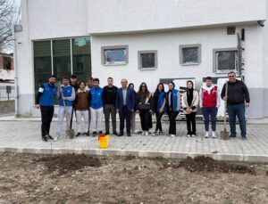 Öğrencilerden fidan dikimi etkinliği