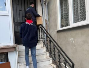 Diyanet izcilerinden market çeki ve erzak kolisi yardımı