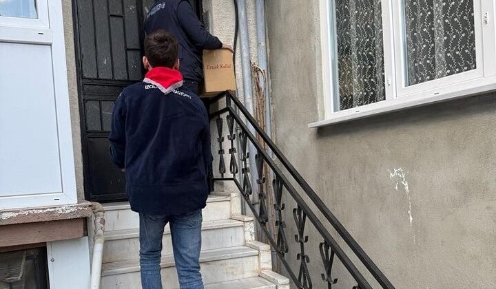 Diyanet izcilerinden market çeki ve erzak kolisi yardımı