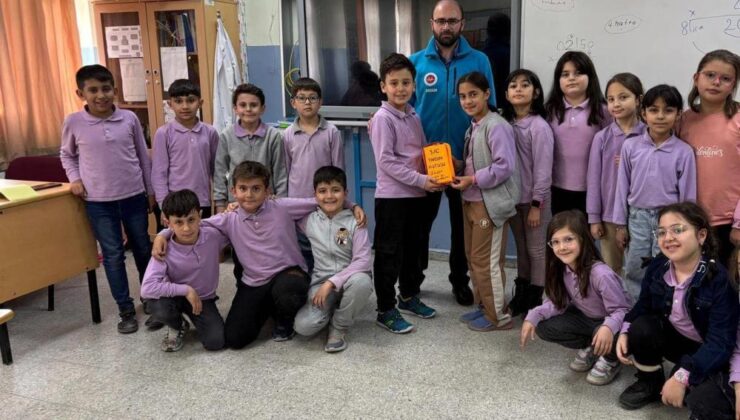 Minik yürekler kumbaralarını Filistin’e bağışladı