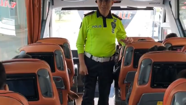 Polisten otobüs yolcularına emniyet kemeri uyarısı
