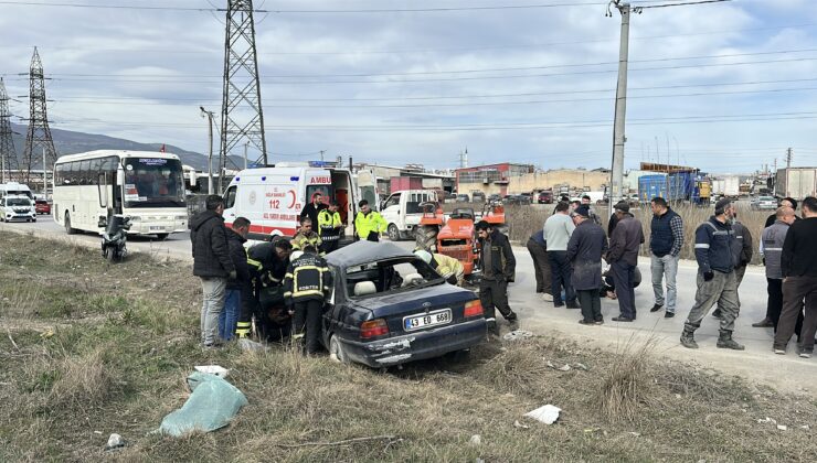 Otomobil ile çarpışan traktörün tekeri koptu: 2 yaralı