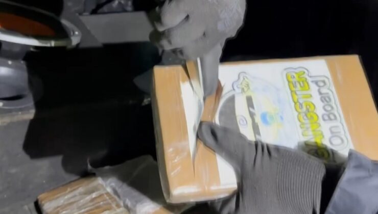 Aracın bagaj kapağından paket paket uyuşturucu çıktı