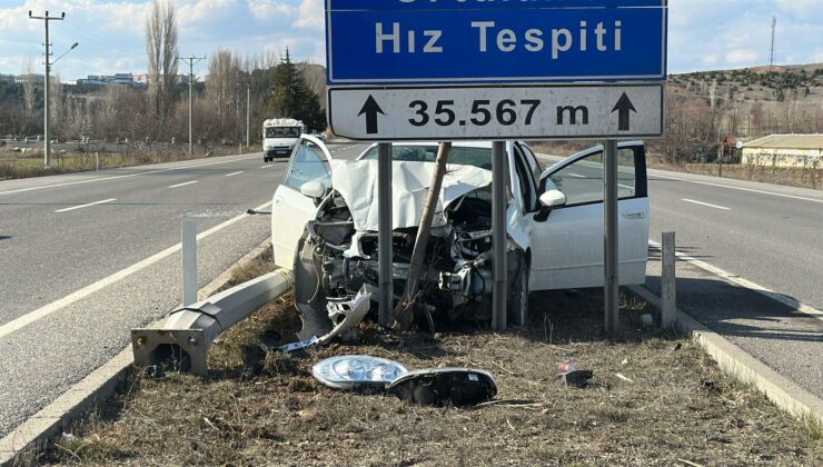 Otomobil refüjdeki direğe ve ağaca çarptı