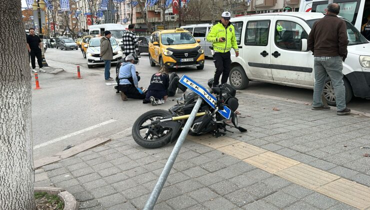 Ticari araçla çarpışan motosiklet levhayı devirdi: 2 yaralı
