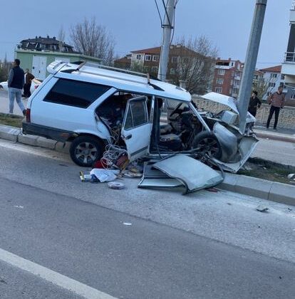 Aydınlatma direğine çarpan otomobil hurdaya döndü