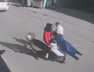 Motosiklet yayaya böyle çarptı