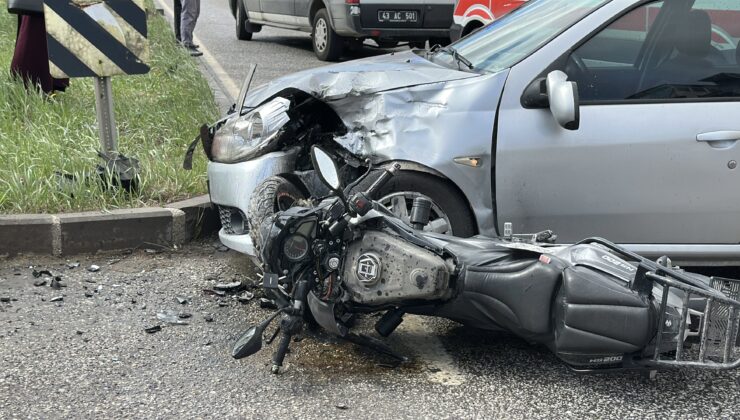 Otomobil ile çarpışan motosikletteki 2 kişi yaralandı