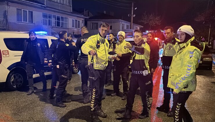 Polise mukavemette bulunan alkollü sürücü ve arkadaşlarına gözaltı