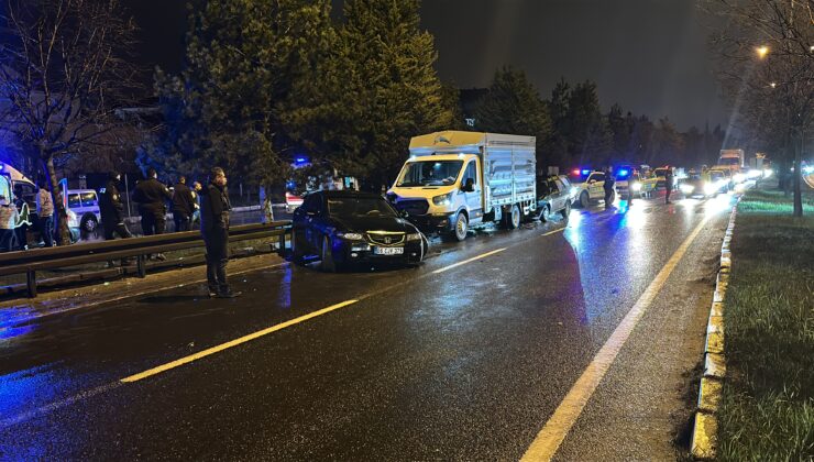 Arızalanan otomobil zincirleme kazaya neden oldu