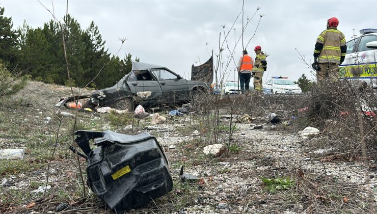Minibüs emniyet şeridindeki otomobile çarptı: 3 yaralı