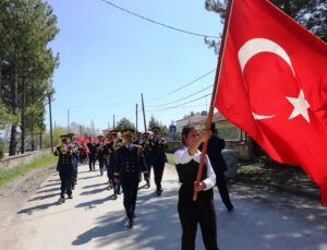Tugay Bandosundan köy okulunda konser
