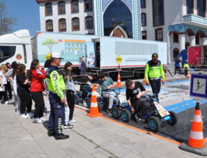 Jandarmadan mobil tırda trafik eğitimi