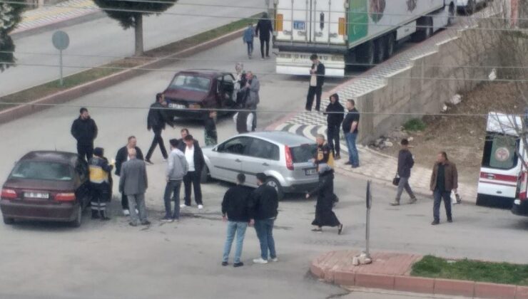 İki otomobil çarpıştı: 3 yaralı