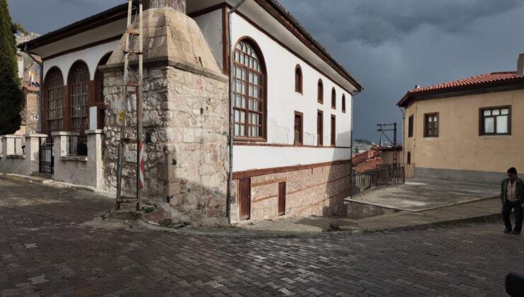 Tarihi cami zamana meydan okuyor