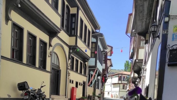 Tarihi konaklar için tanıtıcı tabela önerisi