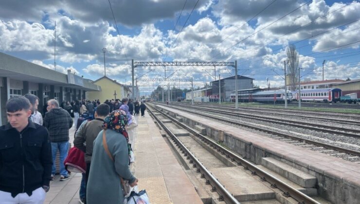 Tavşanlı Tren Garı’nda bayram dönüşü yoğunluğu