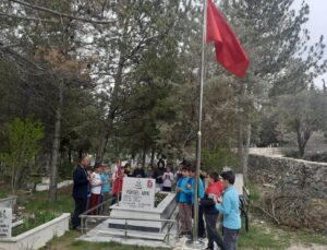 Minik öğrencilerden şehit mezarına anlamlı ziyaret