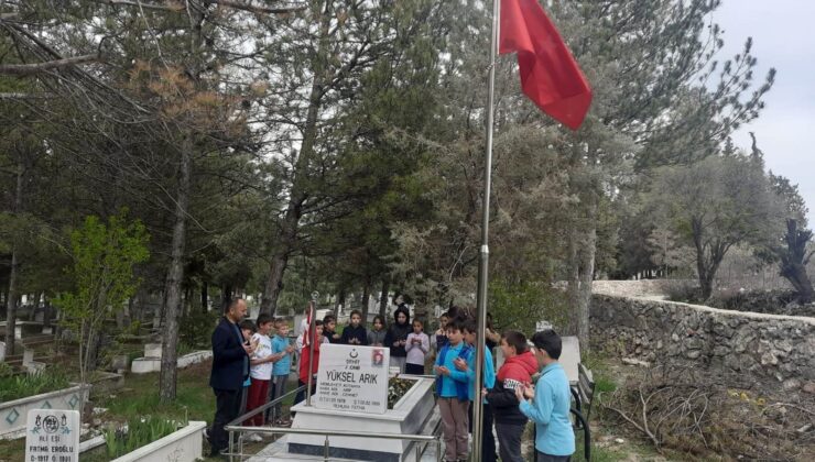 Minik öğrencilerden şehit mezarına anlamlı ziyaret