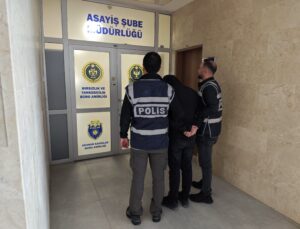 Kamu kurumundan hurda demir çalan 2 şüpheli tutuklandı