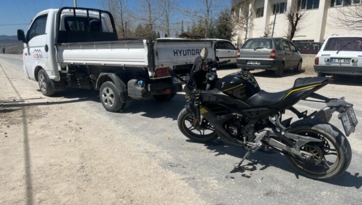 Motosiklet kamyonete çarptı: 1 yaralı