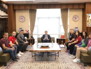 Vali Işın dereceye giren sporcuları makamında ağırladı