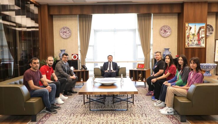 Vali Işın dereceye giren sporcuları makamında ağırladı