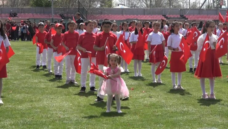 Miniklerin coşkulu gösterisi büyük beğeni topladı