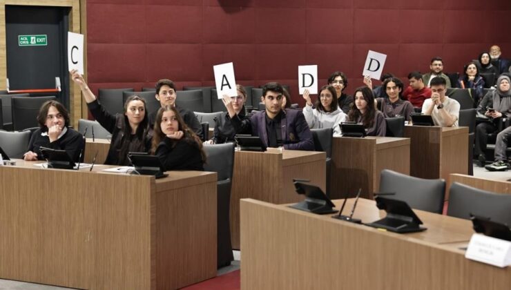 Geleneksel bilgi yarışmasında yarı final heyecanı