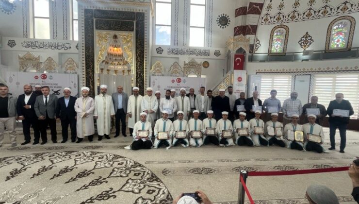 Hafızlık eğitimini tamamlayan 11 öğrenci belgesini aldı