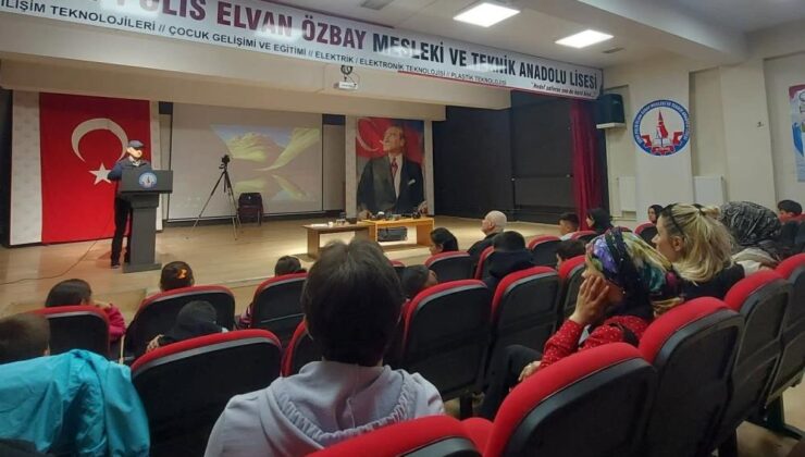 Öğrencilere temel fotoğrafçılık eğitimi