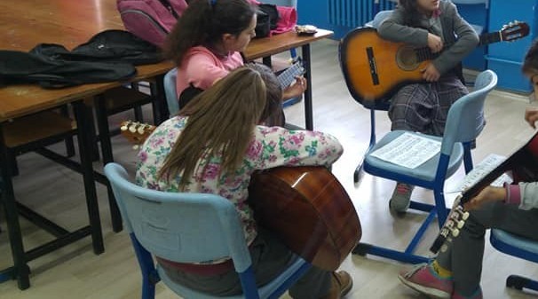 Belediyeden gençler için gitar kursu
